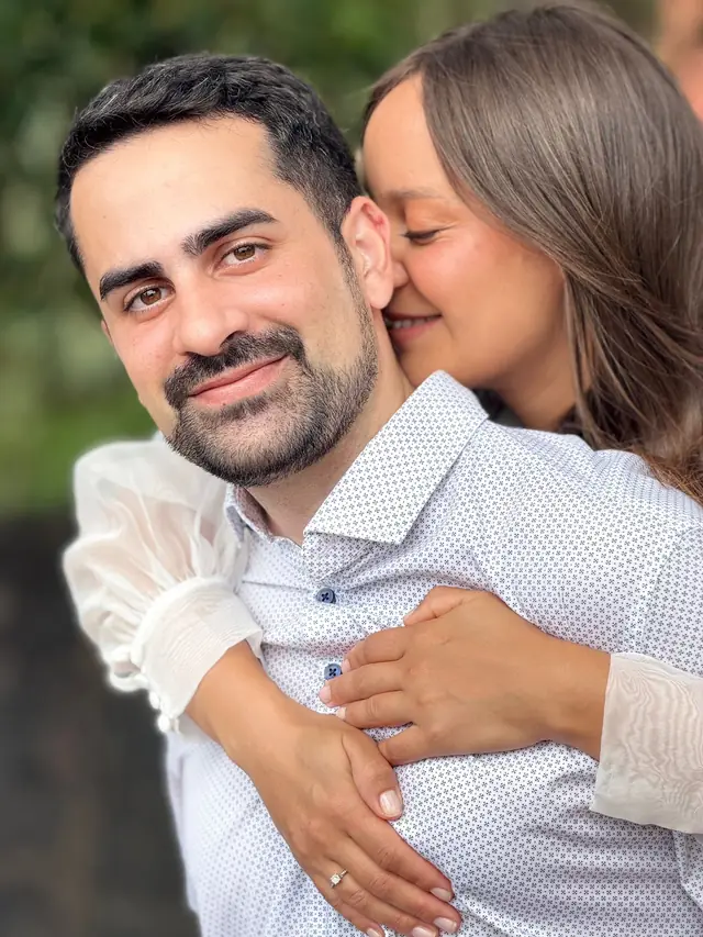 Génesis abraza a Enzo por la espalda